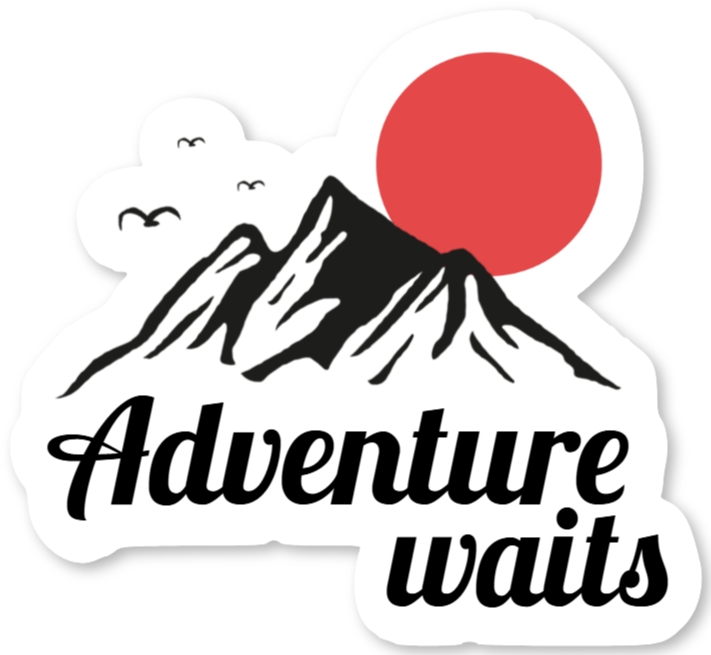 Eventyrklistermærke med bjerge og sol – Adventure waits